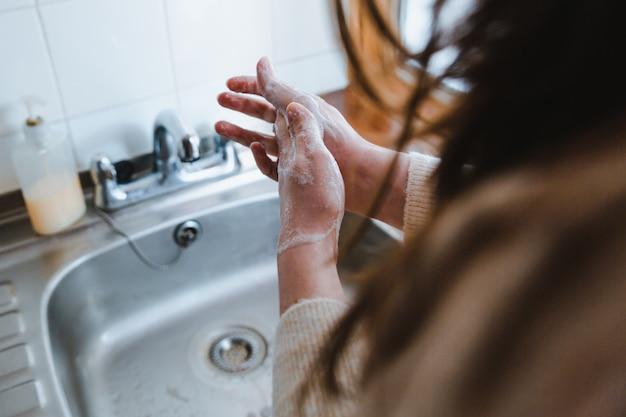  Неприятный запах в ванной: сантехнические работы и ремонт